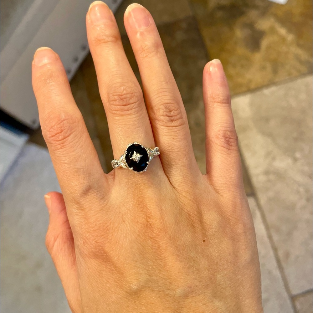 Elegant Silver and Black Onyx Women's Ring - Picture 6 of 6